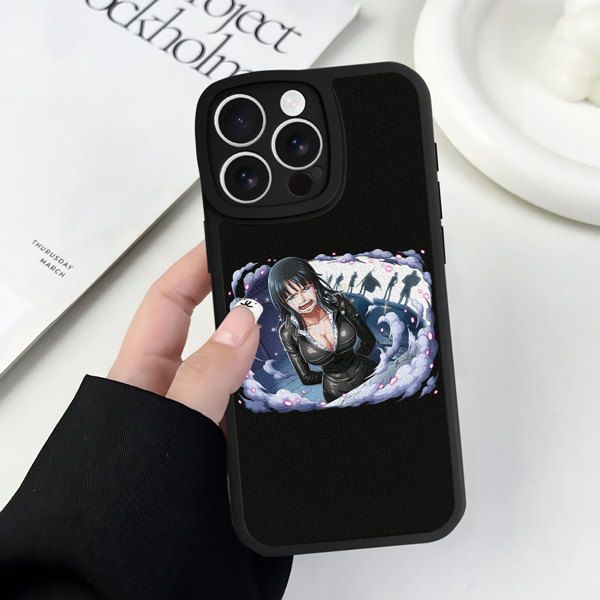 （画像用） ワンピース ニコ・ロビン ONE PIECE Nico Robin 【iPhone 16シリーズ対応】シリコンスマホケース（レザー調） 材質：シリコン